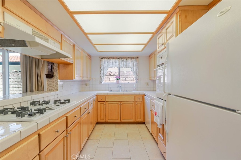 4136 Ocean View Boulevard Property Photo 11