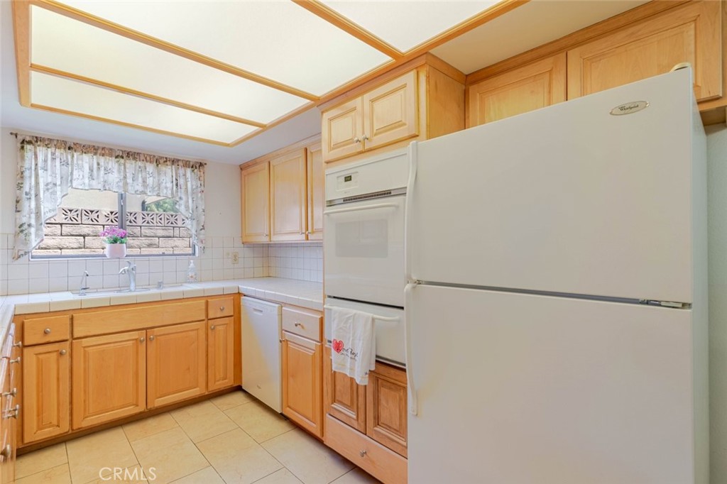 4136 Ocean View Boulevard Property Photo 12