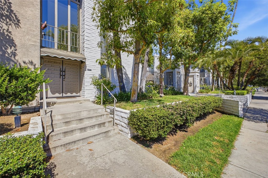 5305 White Oak Avenue D Property Photo 2