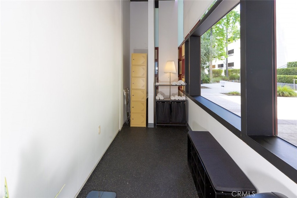 525 N Brand Boulevard Property Photo 6