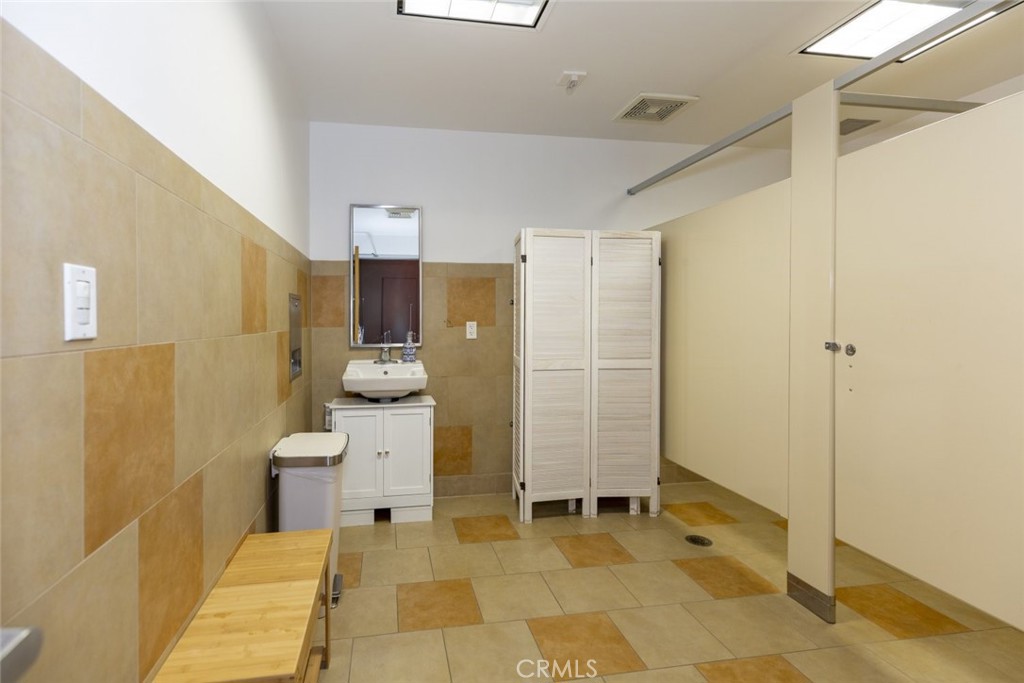 525 N Brand Boulevard Property Photo 18
