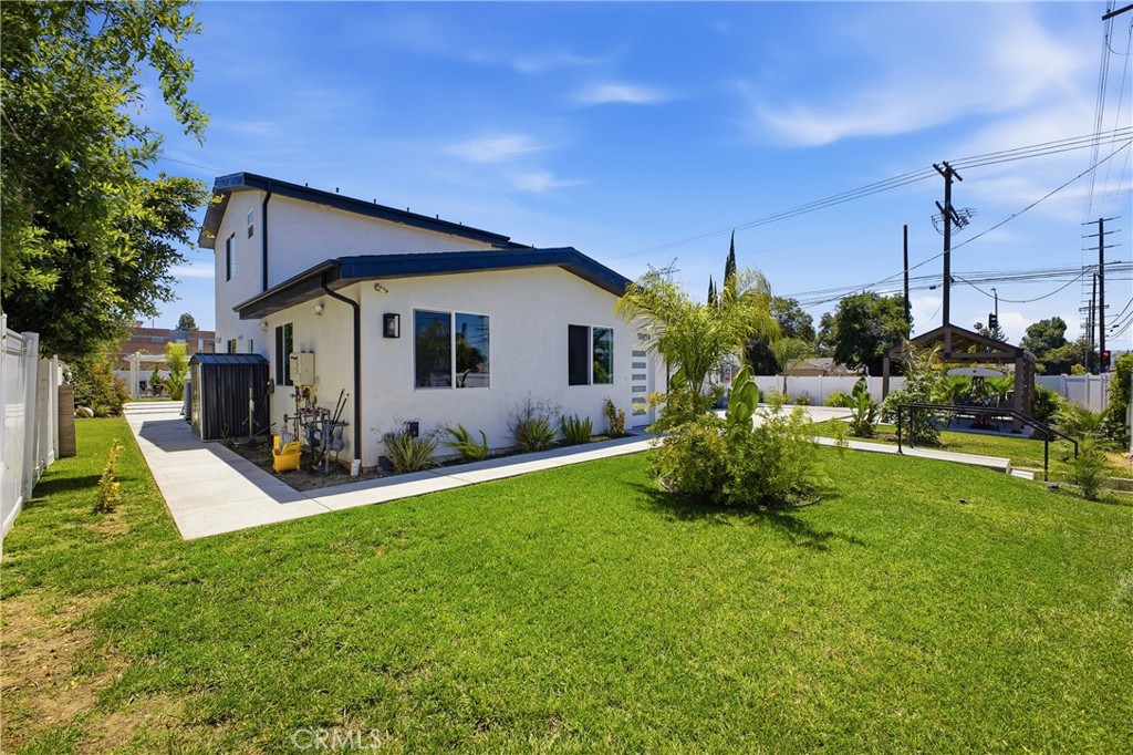 18853 Saticoy Street Property Photo 2