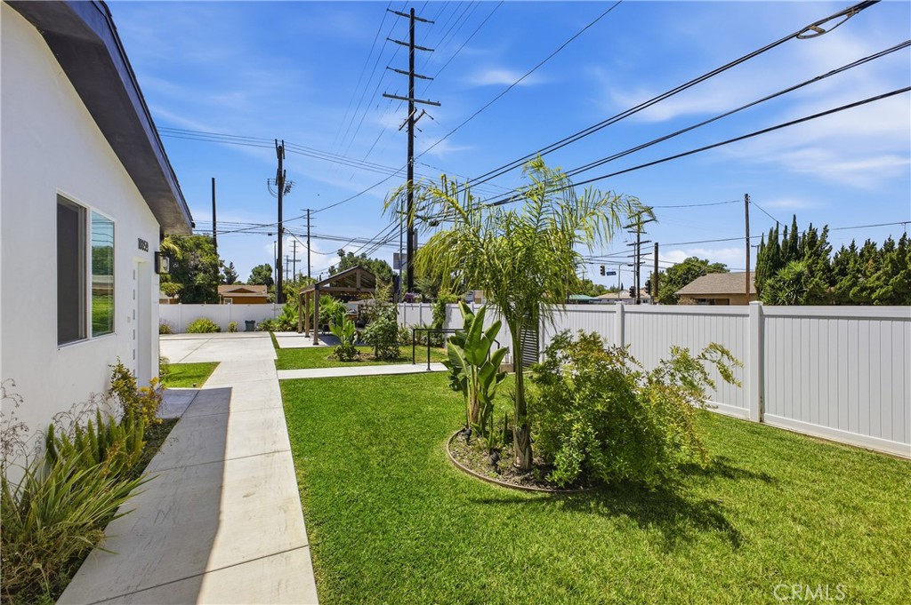 18853 Saticoy Street Property Photo 3