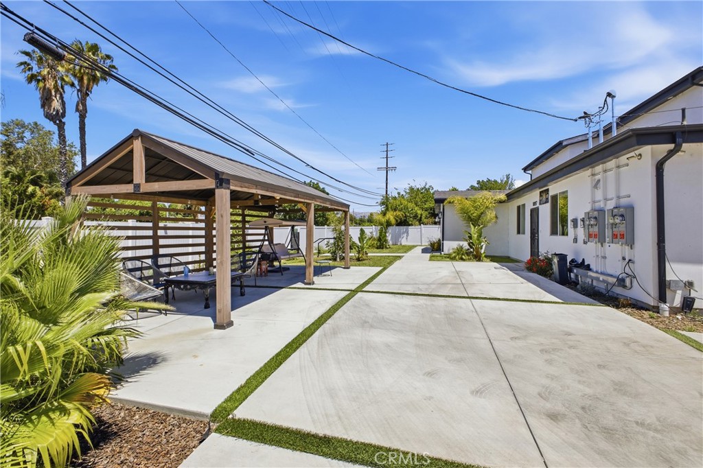 18853 Saticoy Street Property Photo 4