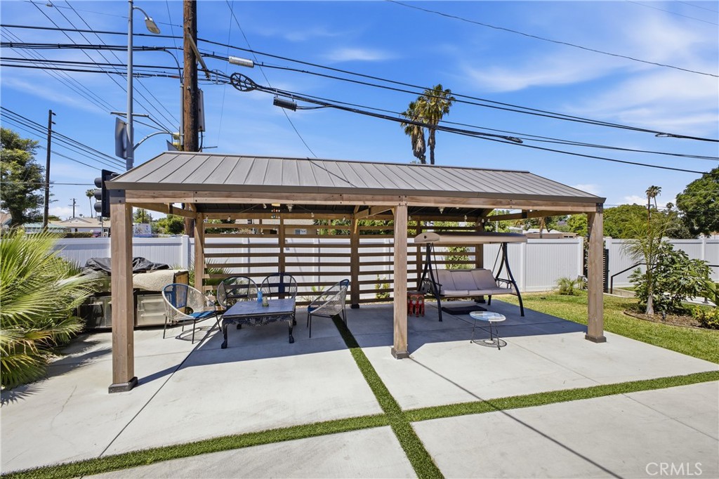 18853 Saticoy Street Property Photo 5