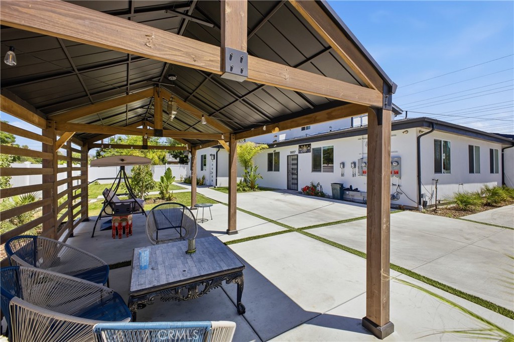 18853 Saticoy Street Property Photo 6