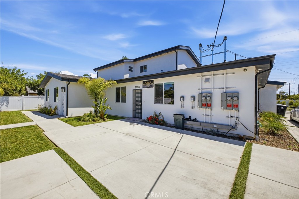 18853 Saticoy Street Property Photo 7
