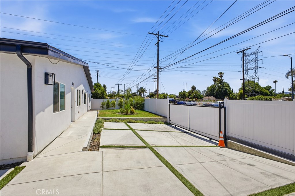 18853 Saticoy Street Property Photo 8