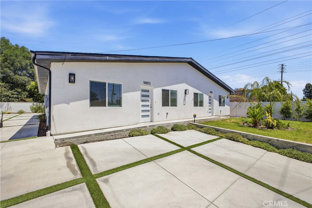 18853 Saticoy Street Property Photo 10