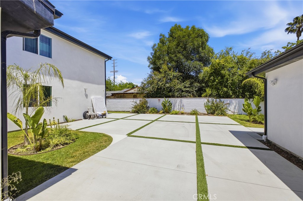 18853 Saticoy Street Property Photo 11
