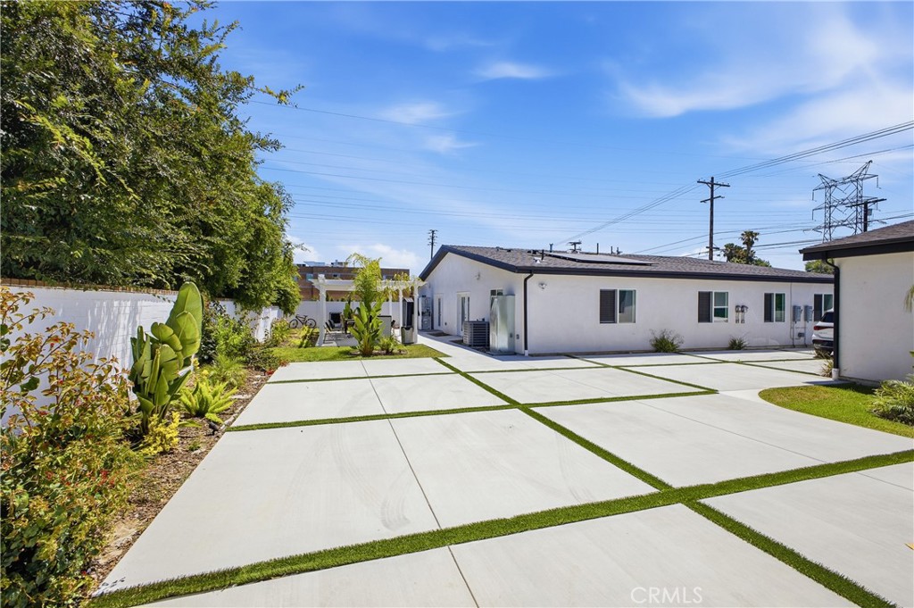 18853 Saticoy Street Property Photo 12