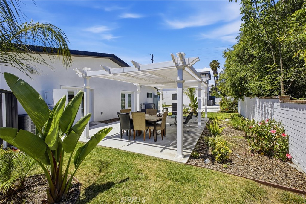 18853 Saticoy Street Property Photo 13