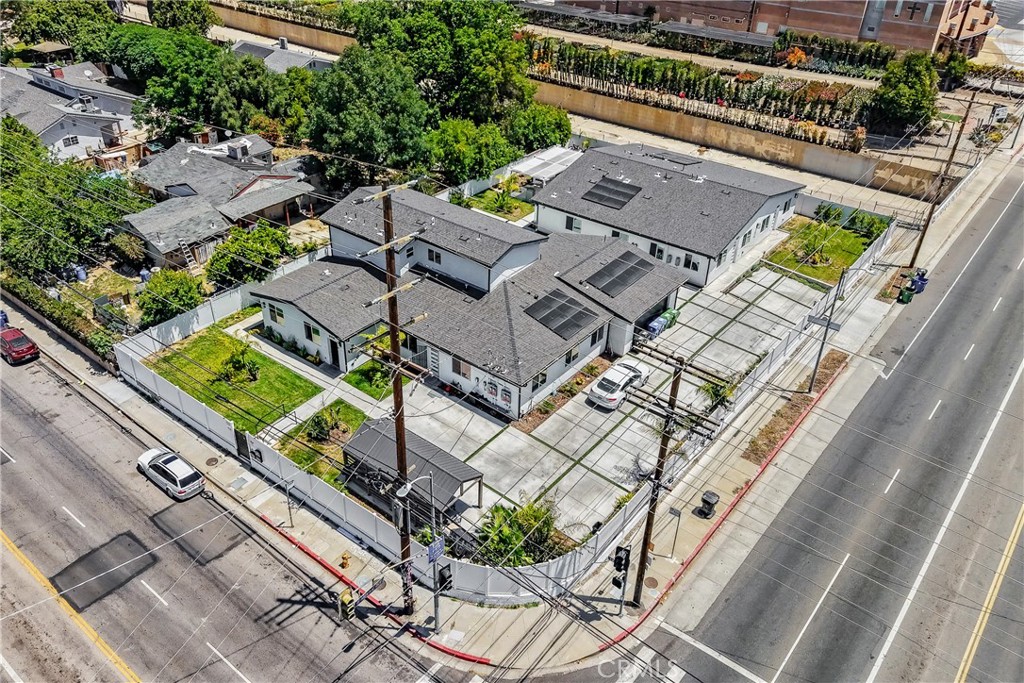 18853 Saticoy Street Property Photo 14
