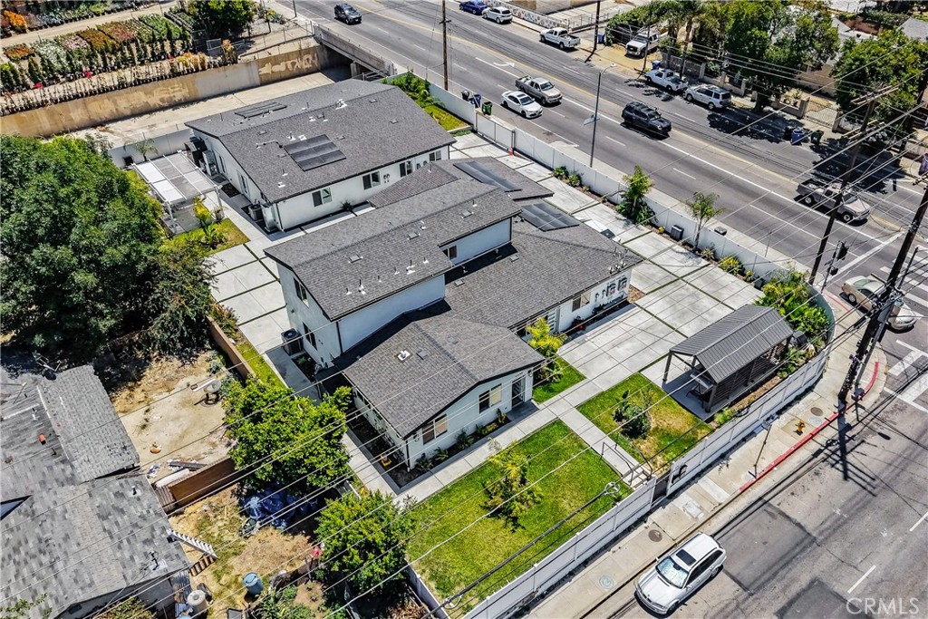18853 Saticoy Street Property Photo 15