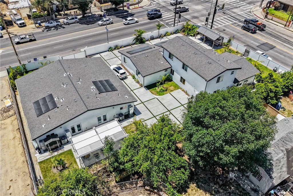 18853 Saticoy Street Property Photo 16