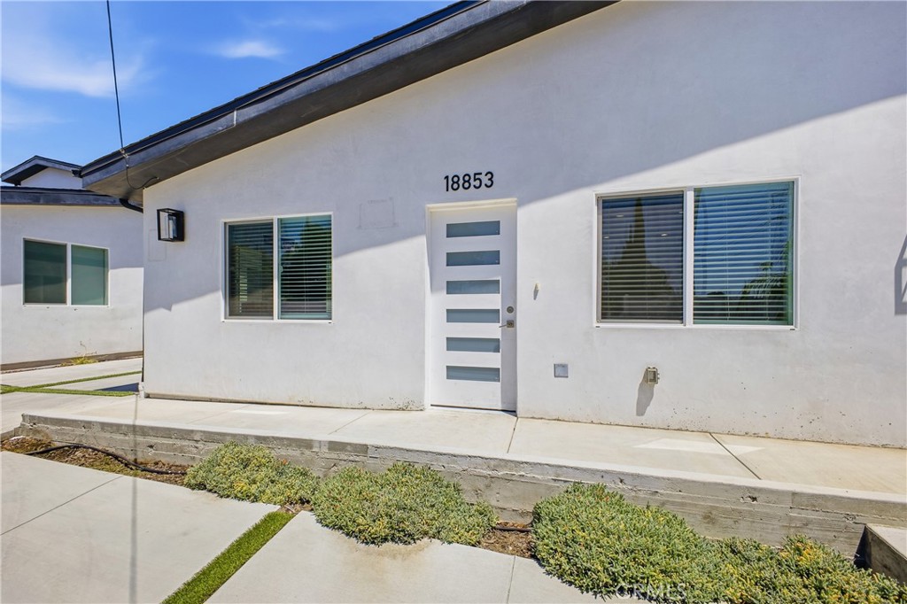 18853 Saticoy Street Property Photo 20