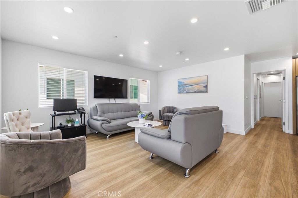 18853 Saticoy Street Property Photo 24