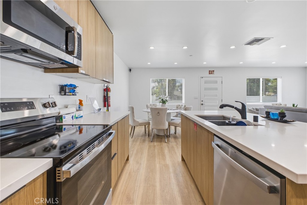 18853 Saticoy Street Property Photo 28
