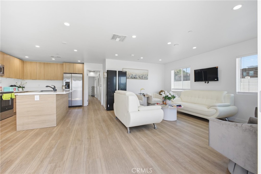 18853 Saticoy Street Property Photo 34