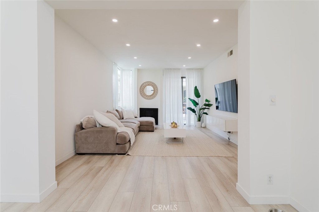 1305 N Columbus Avenue 204 Property Photo 9