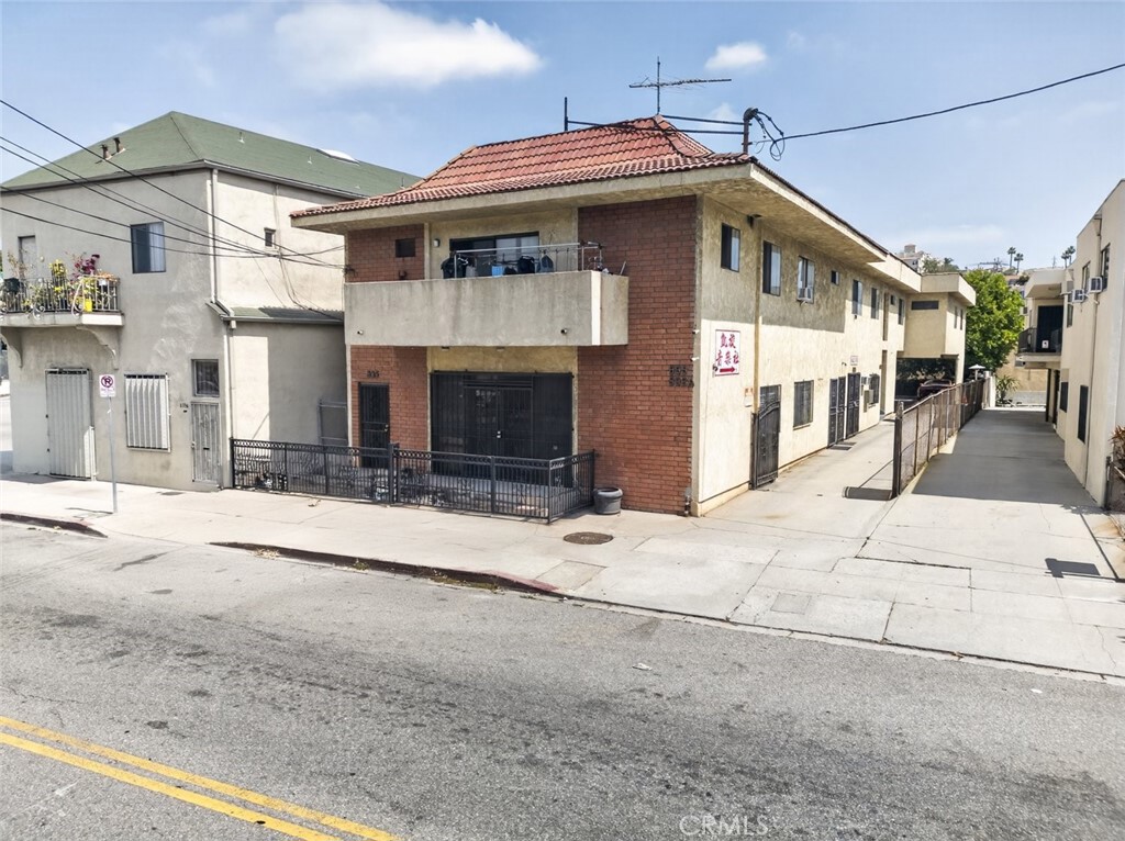831 Alpine Street Property Photo 4