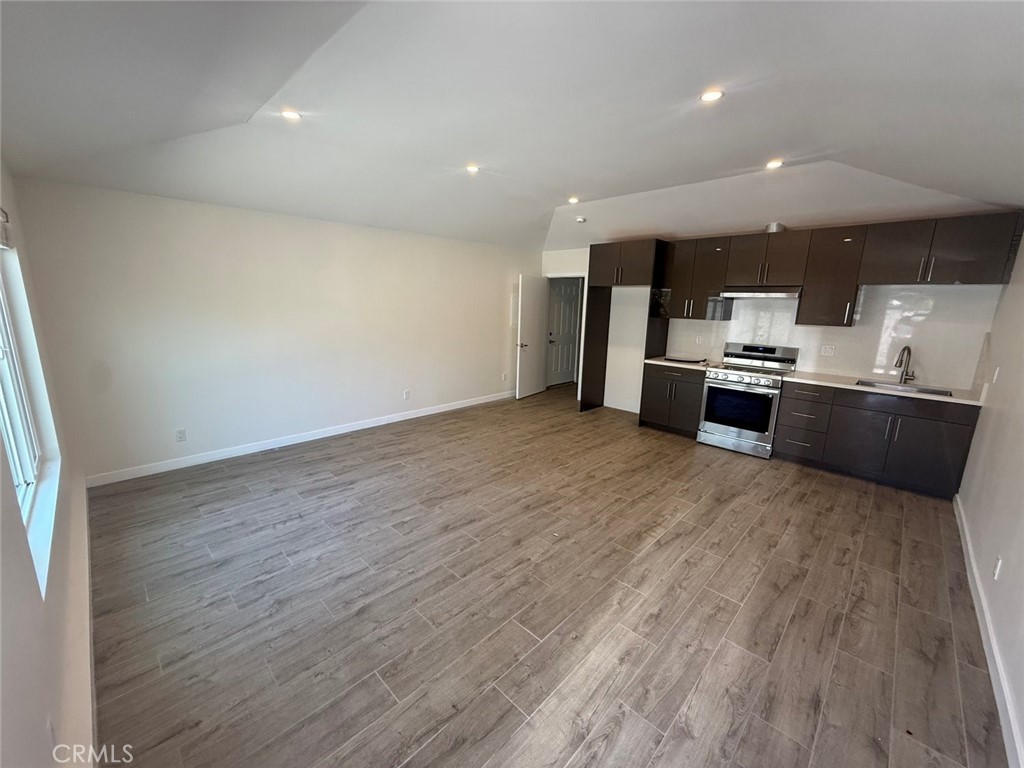 7572 1/2 Delia Avenue Property Photo 4