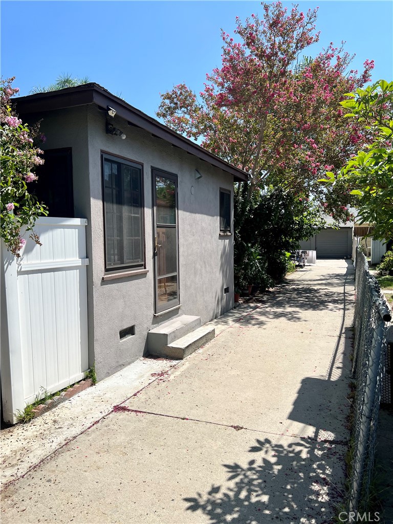 10550 Oxnard Street Property Photo 3