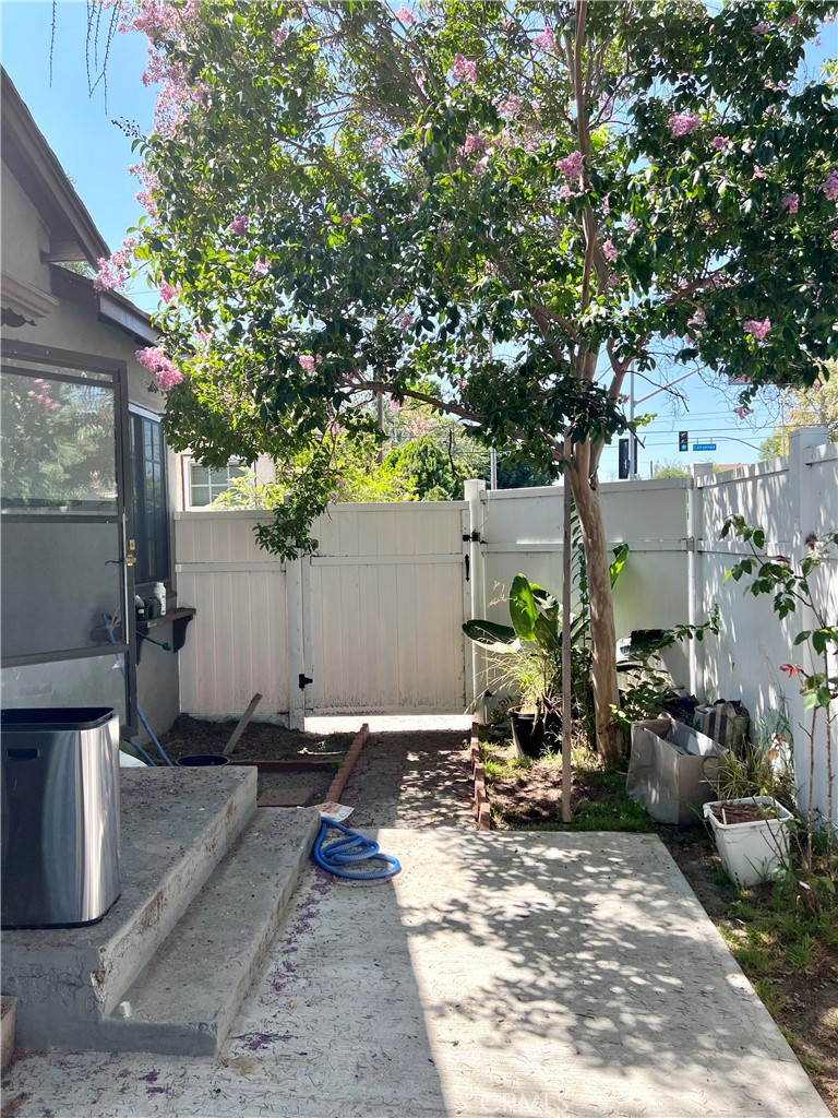 10550 Oxnard Street Property Photo 14