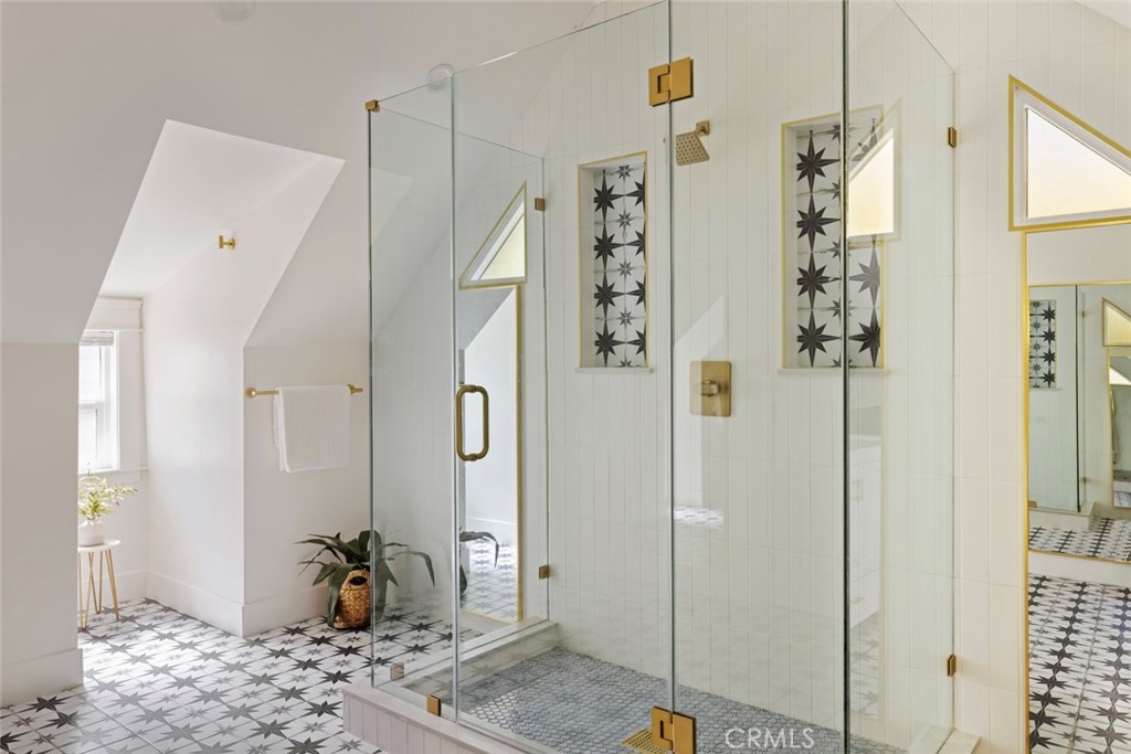 5850 Burwood Ave Property Photo 27