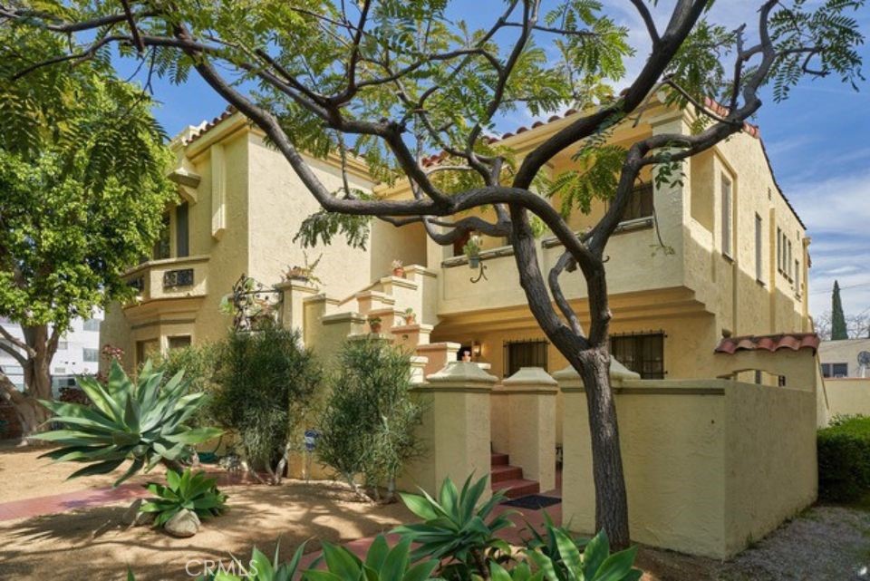 150 N La Peer Property Photo 1