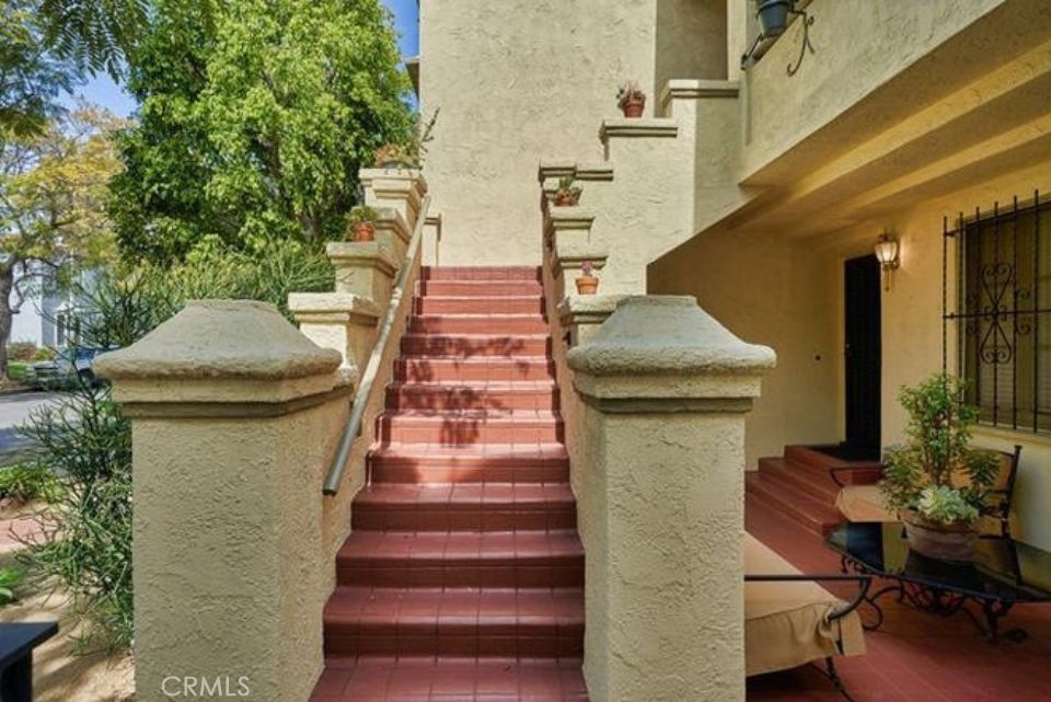 150 N La Peer Property Photo 2