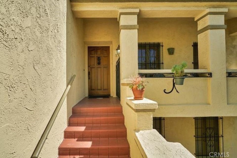 150 N La Peer Property Photo 3
