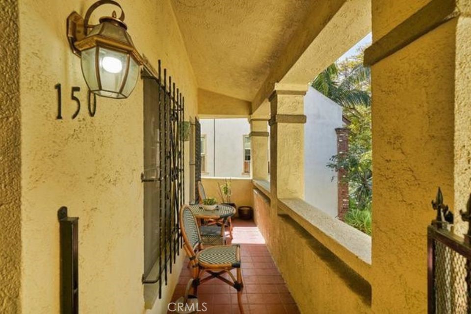 150 N La Peer Property Photo 4