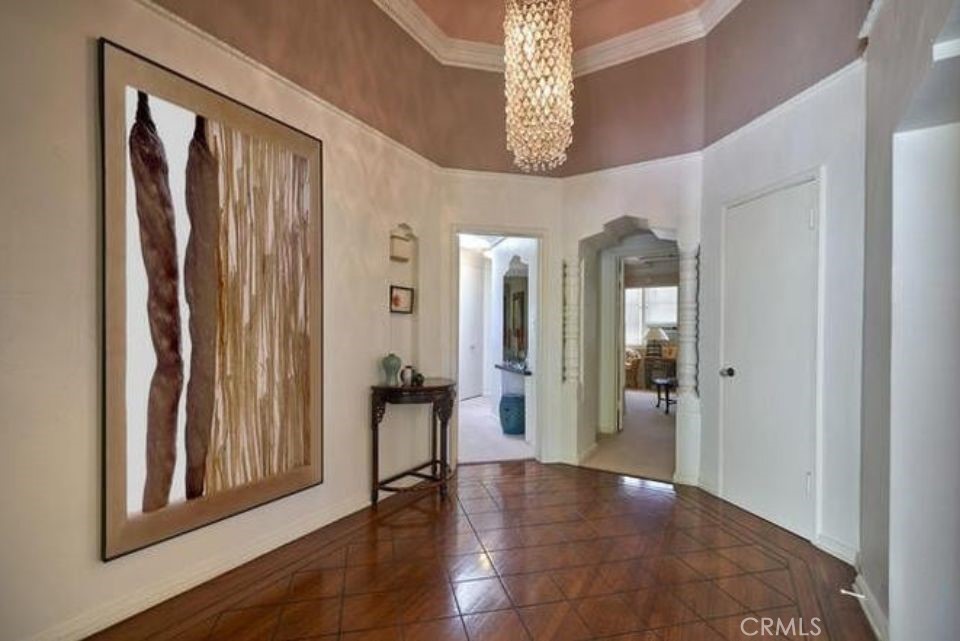 150 N La Peer Property Photo 5