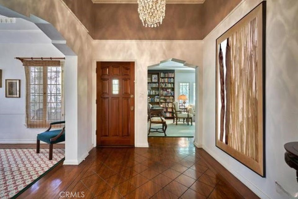 150 N La Peer Property Photo 6