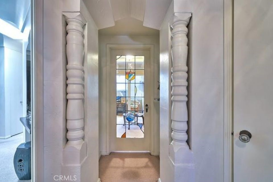 150 N La Peer Property Photo 7