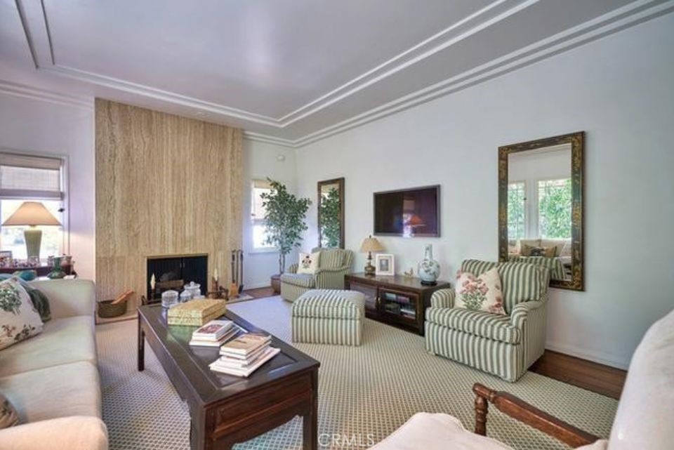 150 N La Peer Property Photo 8