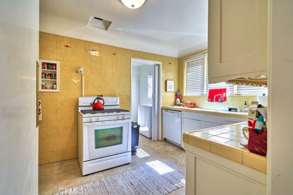 150 N La Peer Property Photo 10
