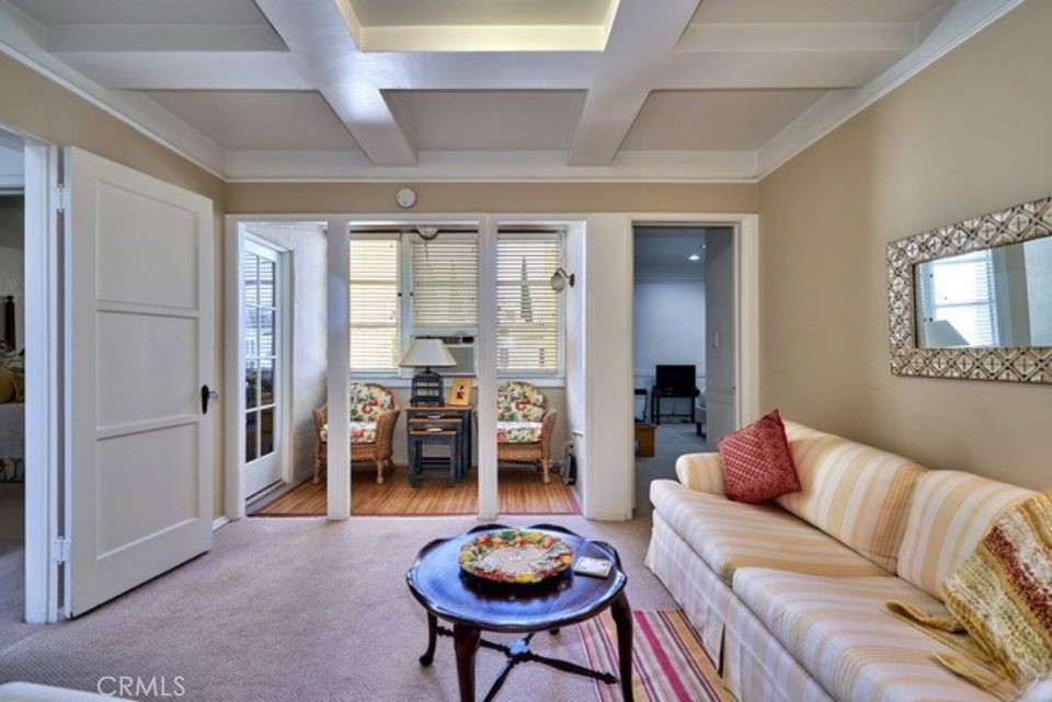 150 N La Peer Property Photo 11