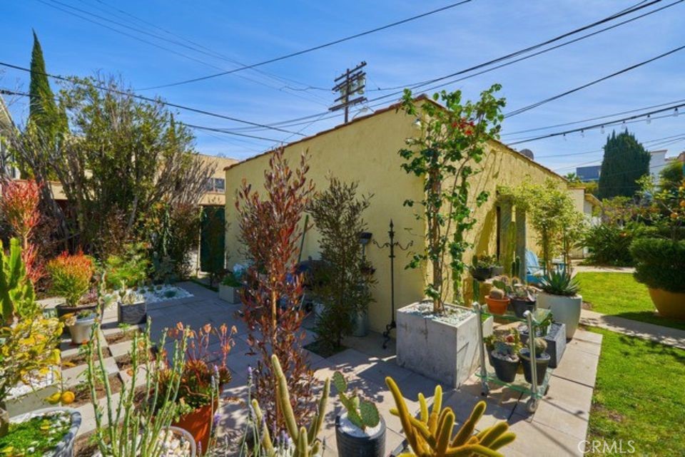 150 N La Peer Property Photo 16