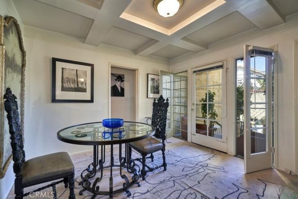 150 N La Peer Property Photo 17