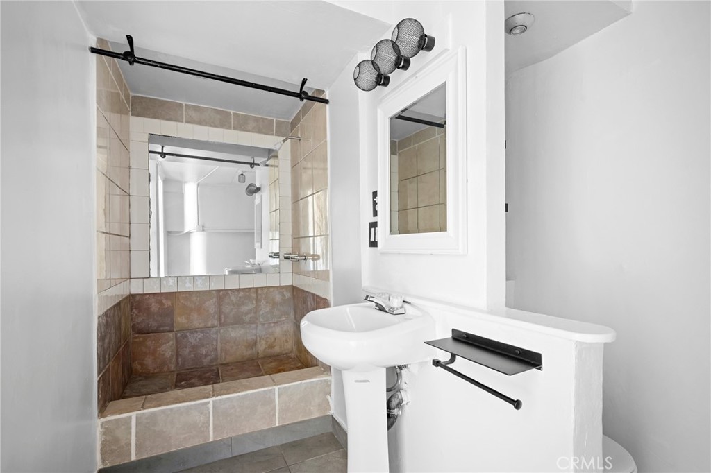 6634 Lankershim Boulevard 1/2 Property Photo 10