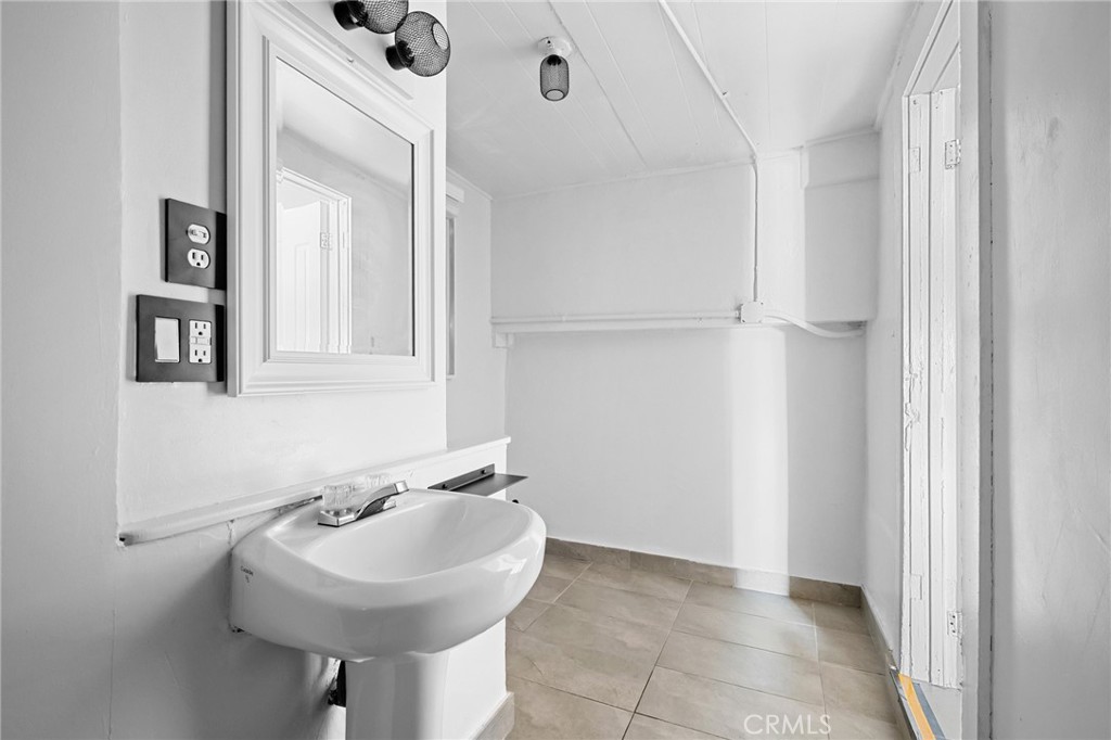 6634 Lankershim Boulevard 1/2 Property Photo 11