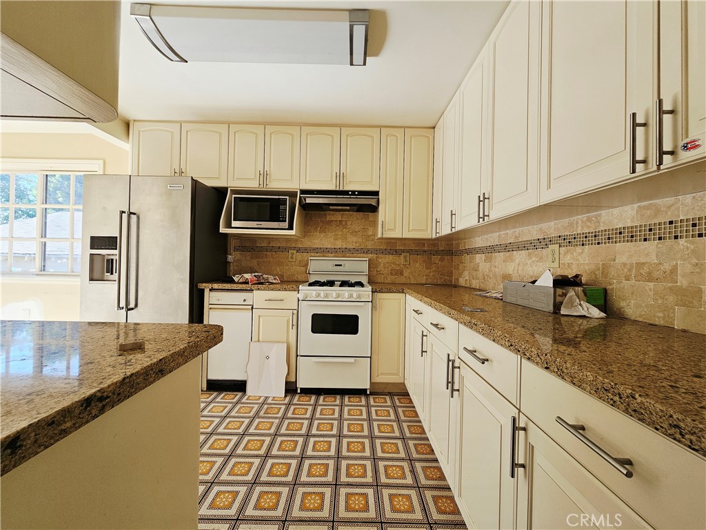 186 5th Avenue Property Photo 13