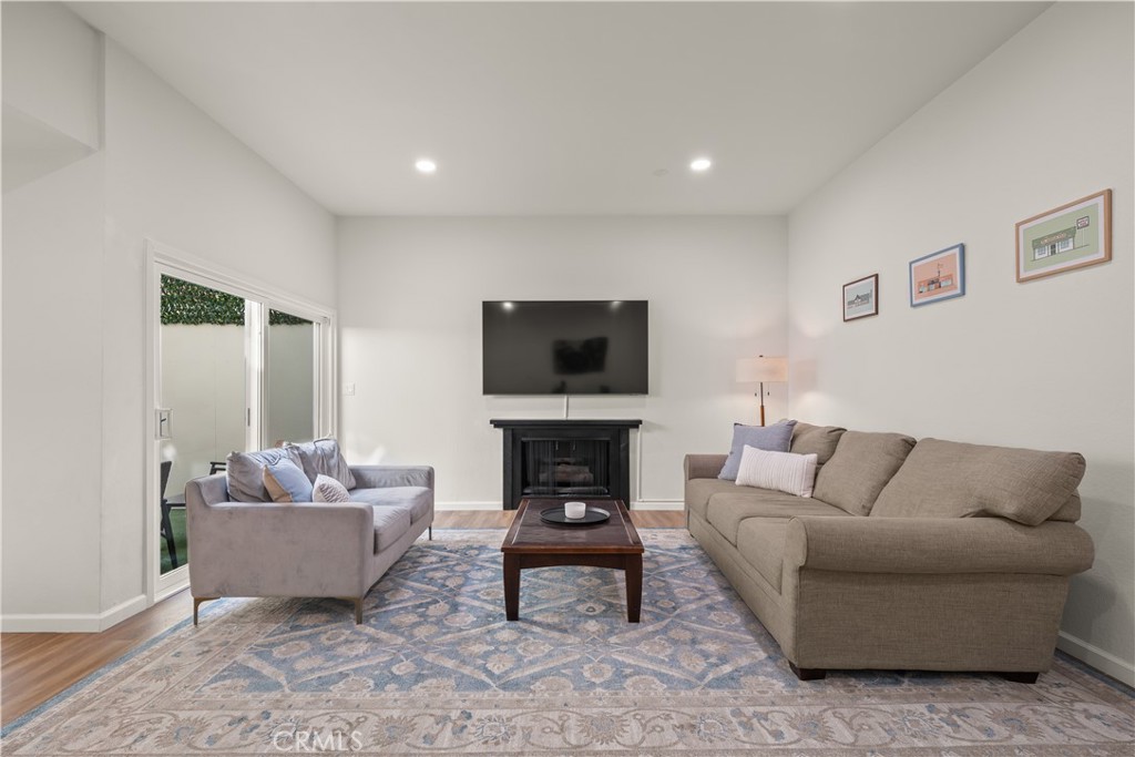 308 1/2 Commonwealth Avenue Property Photo 6