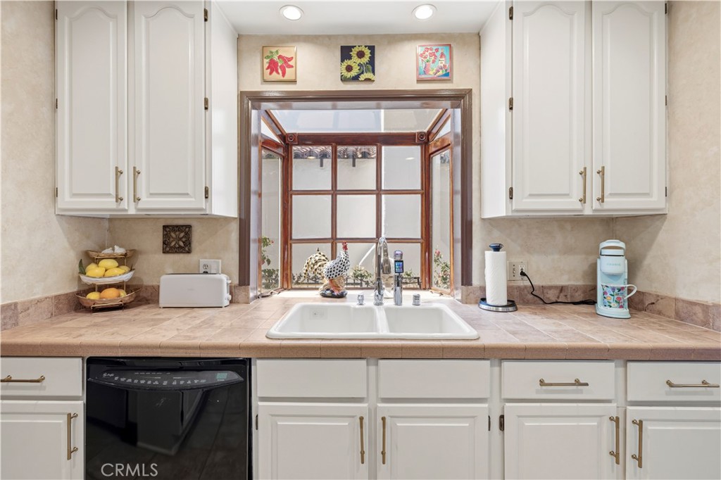 1130 Geneva Property Photo 13