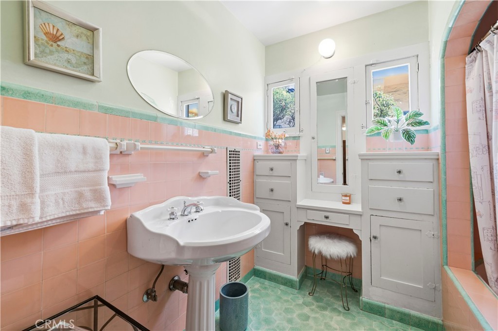 1130 Geneva Property Photo 24
