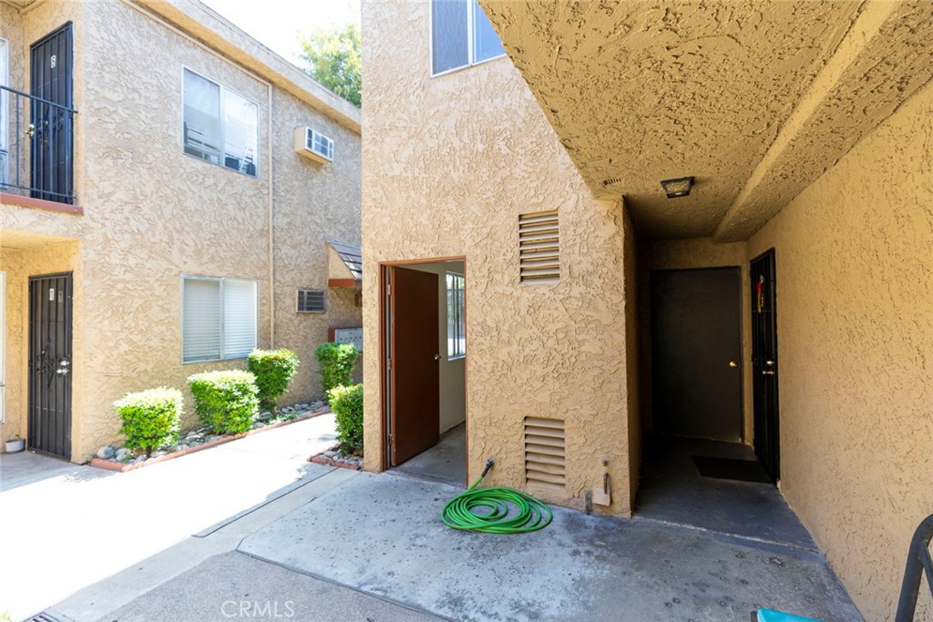 11341 Victory Boulevard Property Photo 6