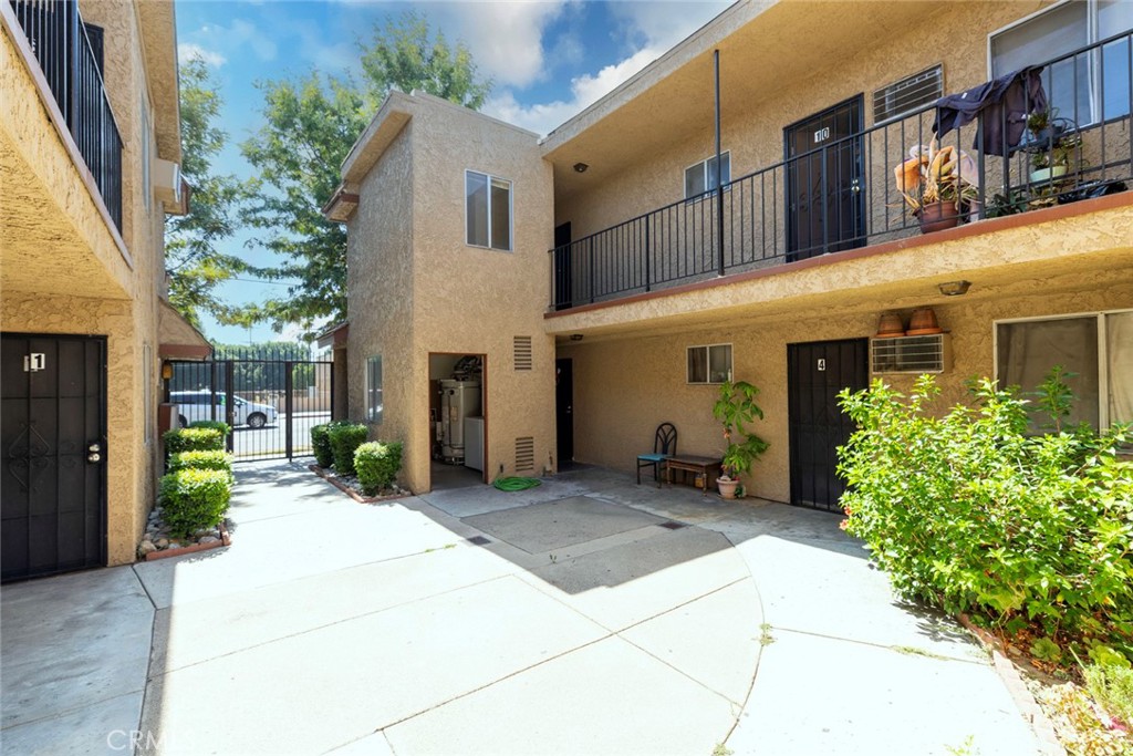 11341 Victory Boulevard Property Photo 7