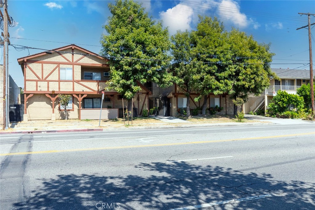 11341 Victory Boulevard Property Photo 10